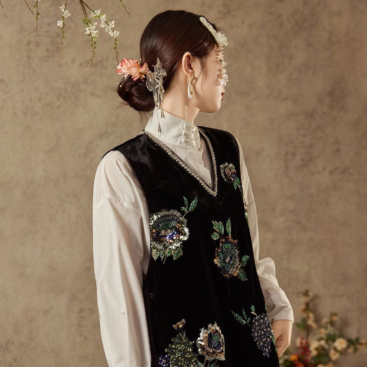 Embroidery Flowers Black Velvet Vest Pullover